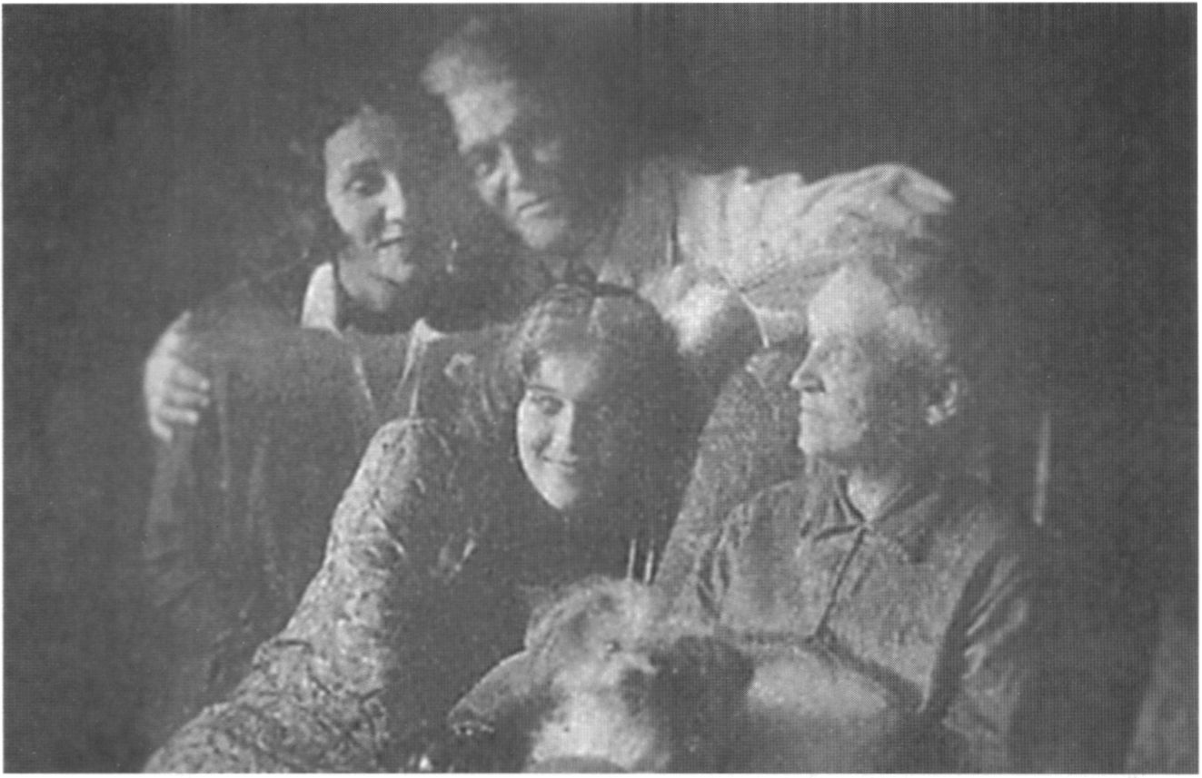 Нонна Петровна Орлова (сестра), Пётр Фёдорович Орлов (отец), Любовь Орлова, Евгения Николаевна (мать) с Бимкой. Начало 30-х гг