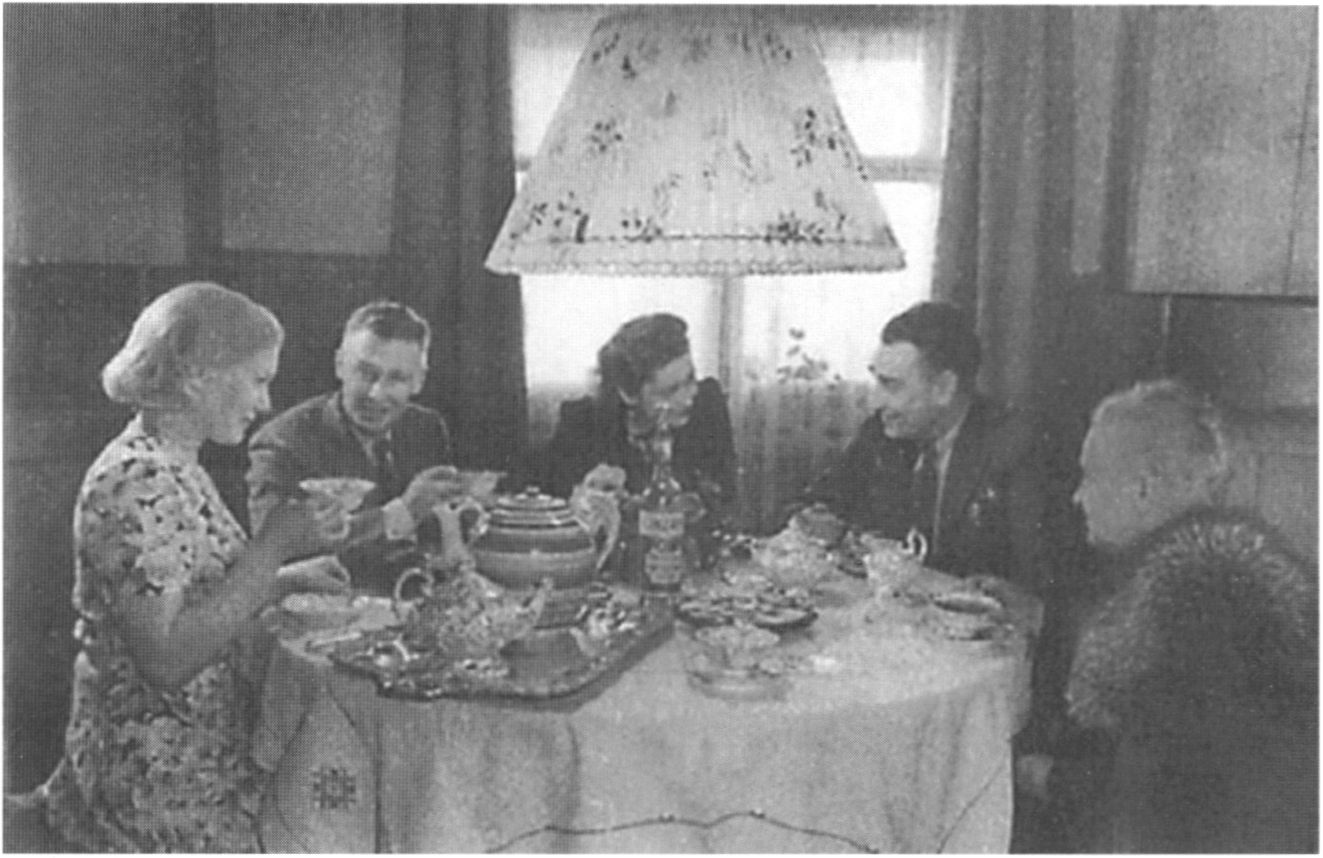 В квартире на Немировича-Данченко: Орлова, Александров и Евгения Николаевна (мама) с друзьями. 1945 год