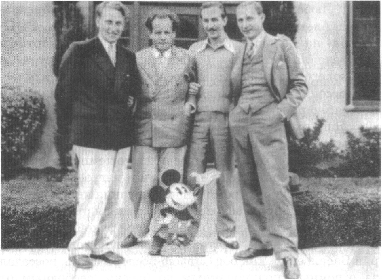 Слева направо: Г. Александров, С. Эйзенштейн, У. Дисней и Э. Тиссэ в Голливуде. У ног Уолта — его всемирно известный Микки Маус
