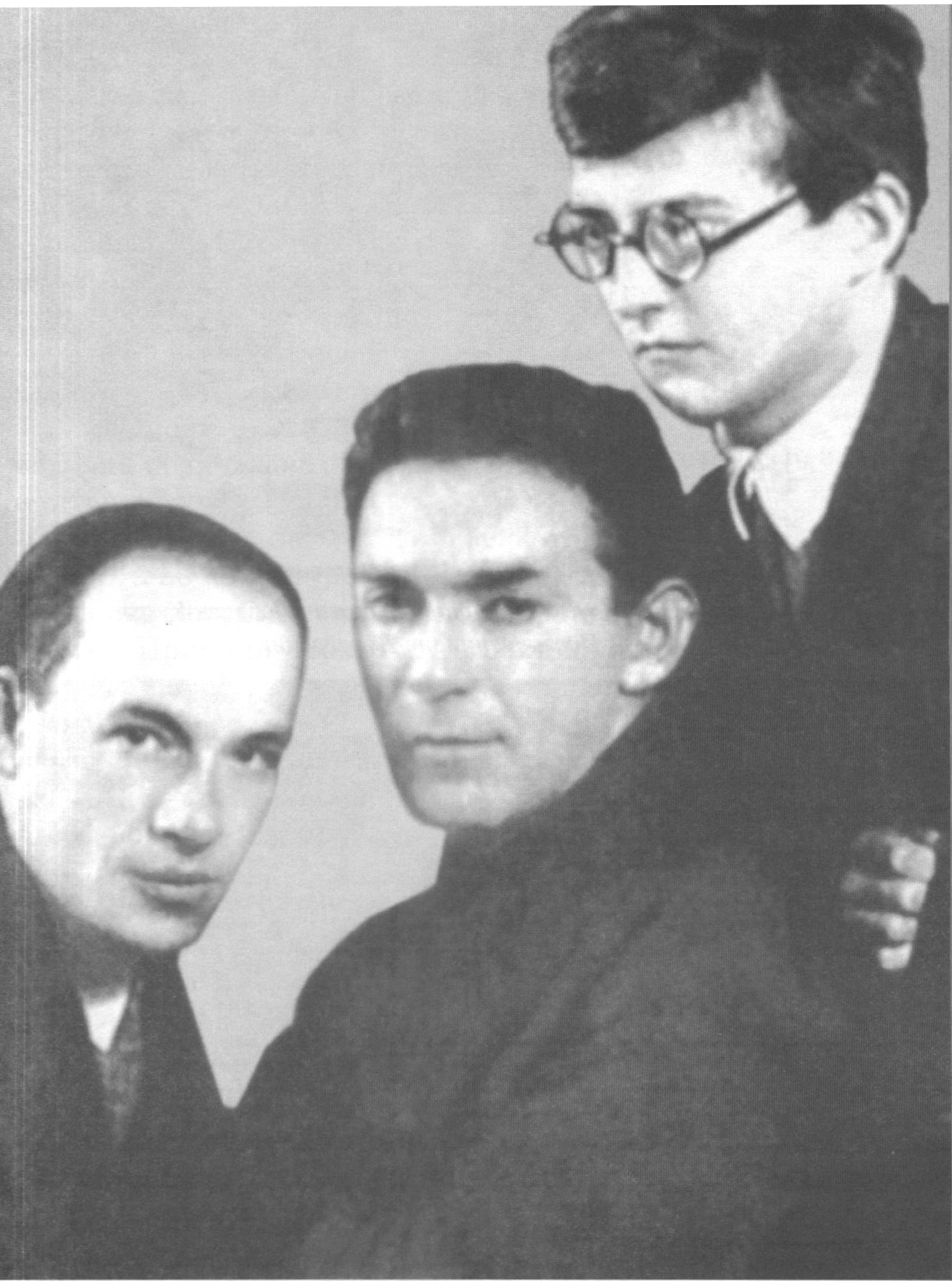 Дунаевский, Утёсов и Шостакович вовсе не случайно вместе. Самый молодой из них — Дмитрий Шостакович написал музыку к фильму «Встречный». Он наставник тех, кто приступает к работе над «Весёлыми ребятами»