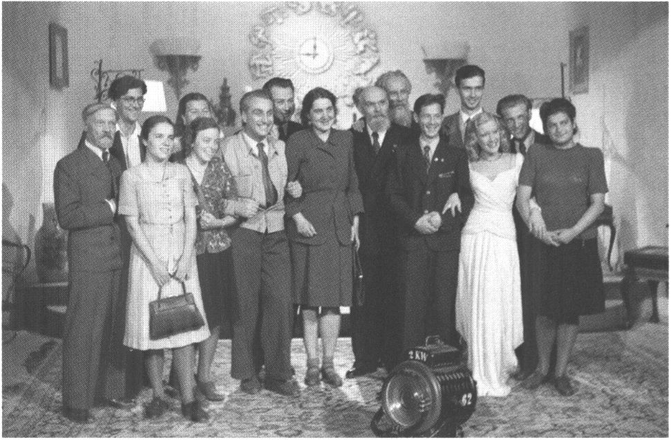 На киностудии «Баррандов» во время съёмок фильма «Весна». Чехословакия, 1946 г