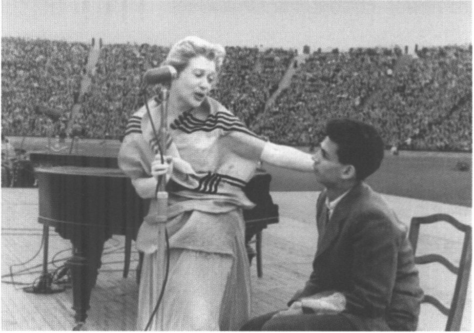 С Джеймсом Паттерсоном на концерте на стадионе им. Кирова. Ленинград, 1958 г