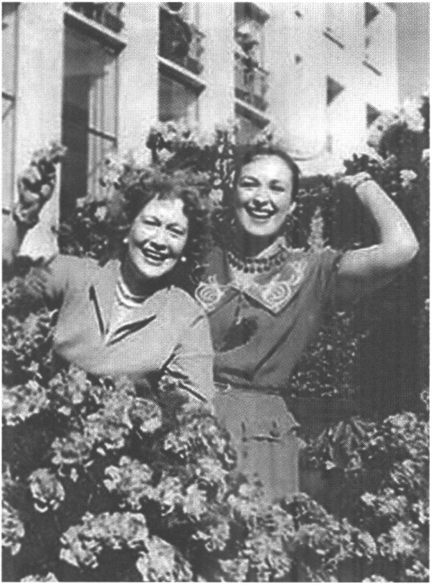 Канны, набережная Круазетт: Любовь Орлова и Клара Лучко на Празднике цветов. 1954 г