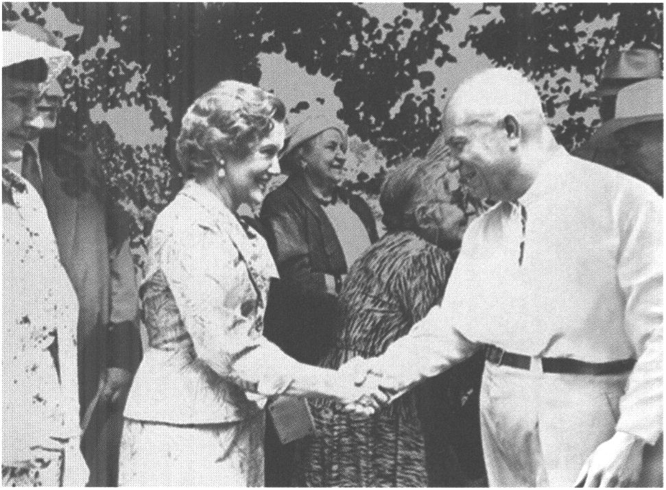 С Никитой Хрущёвым во время его встречи с деятелями культуры и искусства. Июль 1959 г