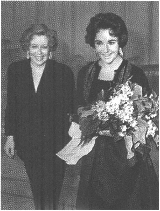 С Элизабет Тейлор на I Московском международном кинофестивале. 1959 г