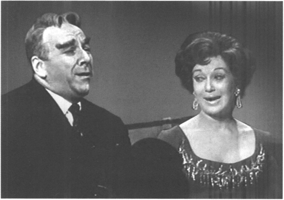 С Ростиславом Пляттом в спектакле «Милый лжец» по пьесе Дж. Килти. 1963 г