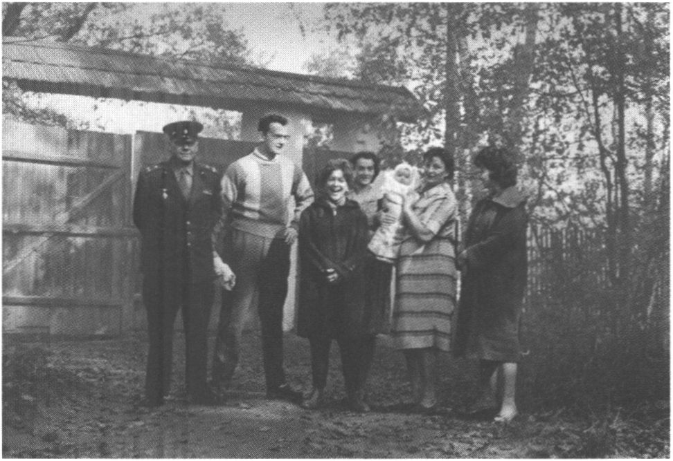  Л.П. Орлова (в центре) с семьёй Голиковых на даче. Внуково, 1961 г. Публикуется впервые