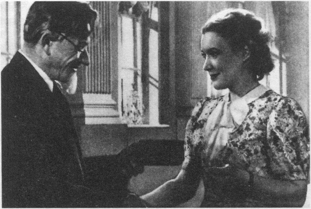В роли Тани Морозовой в фильме «Светлый путь» (1940). Кадр был вырезан из фильма до выпуска картины на экраны