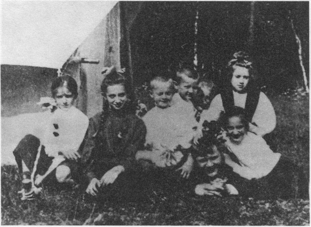 Дети в гостях у Ф. Шаляпина (крайняя справа Л. Орлова). Ратухино