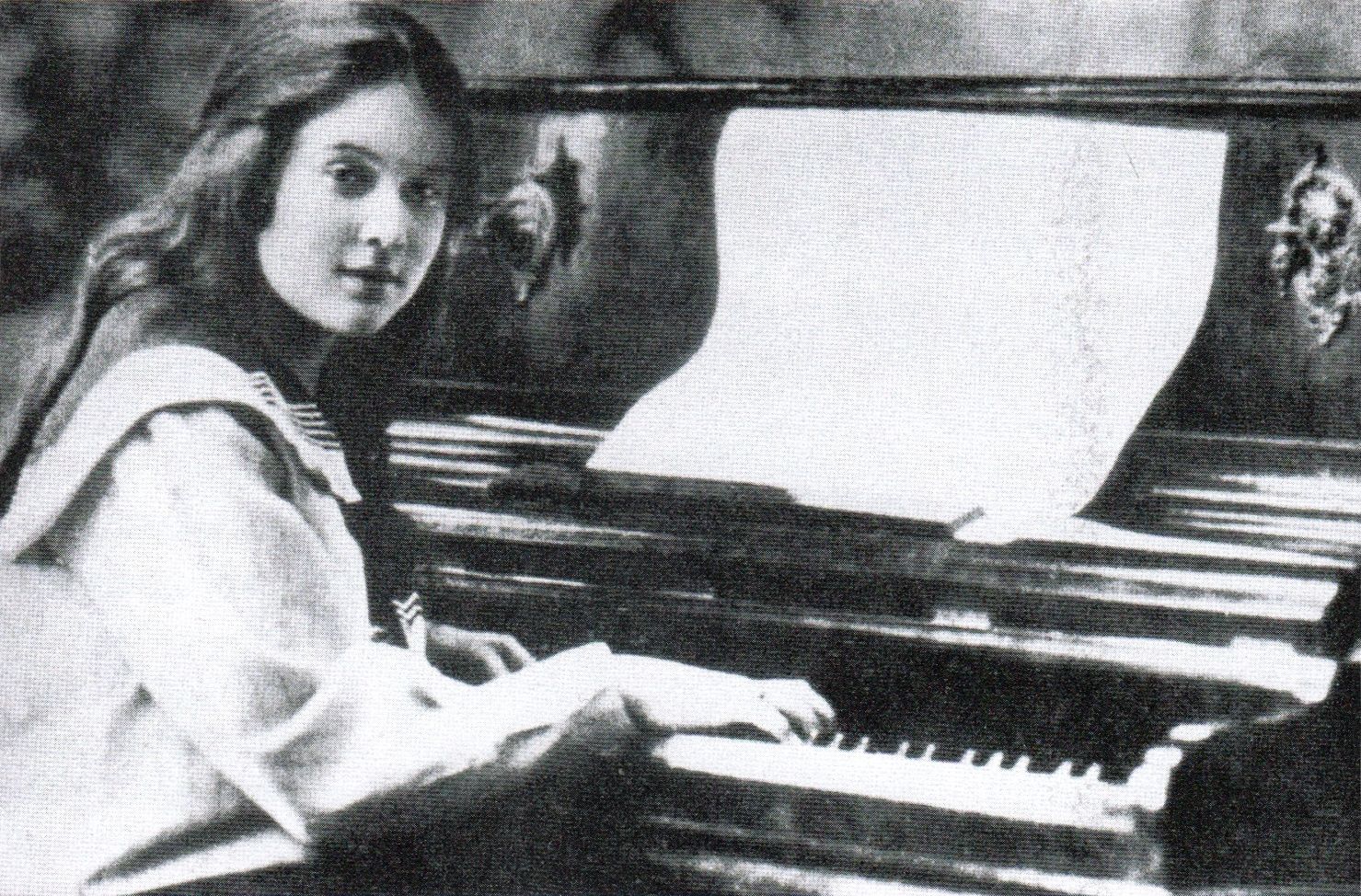Она отлично играла на фортепиано, и в начале 20-х годов у нее была единственная возможность зарабатывать деньги — она устроилась на работу в кинотеатр тапером