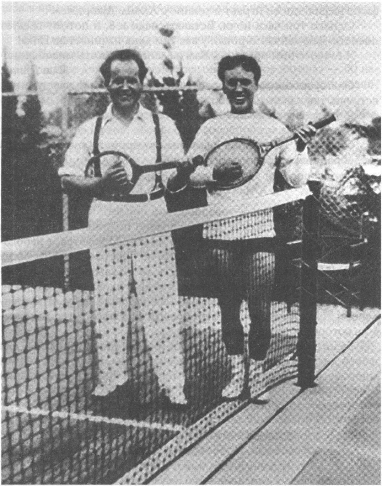 Тот самый забавный снимок, где Сергей Эйзенштейн и Чарли Чаплин «бренчат» на теннисных ракетках
