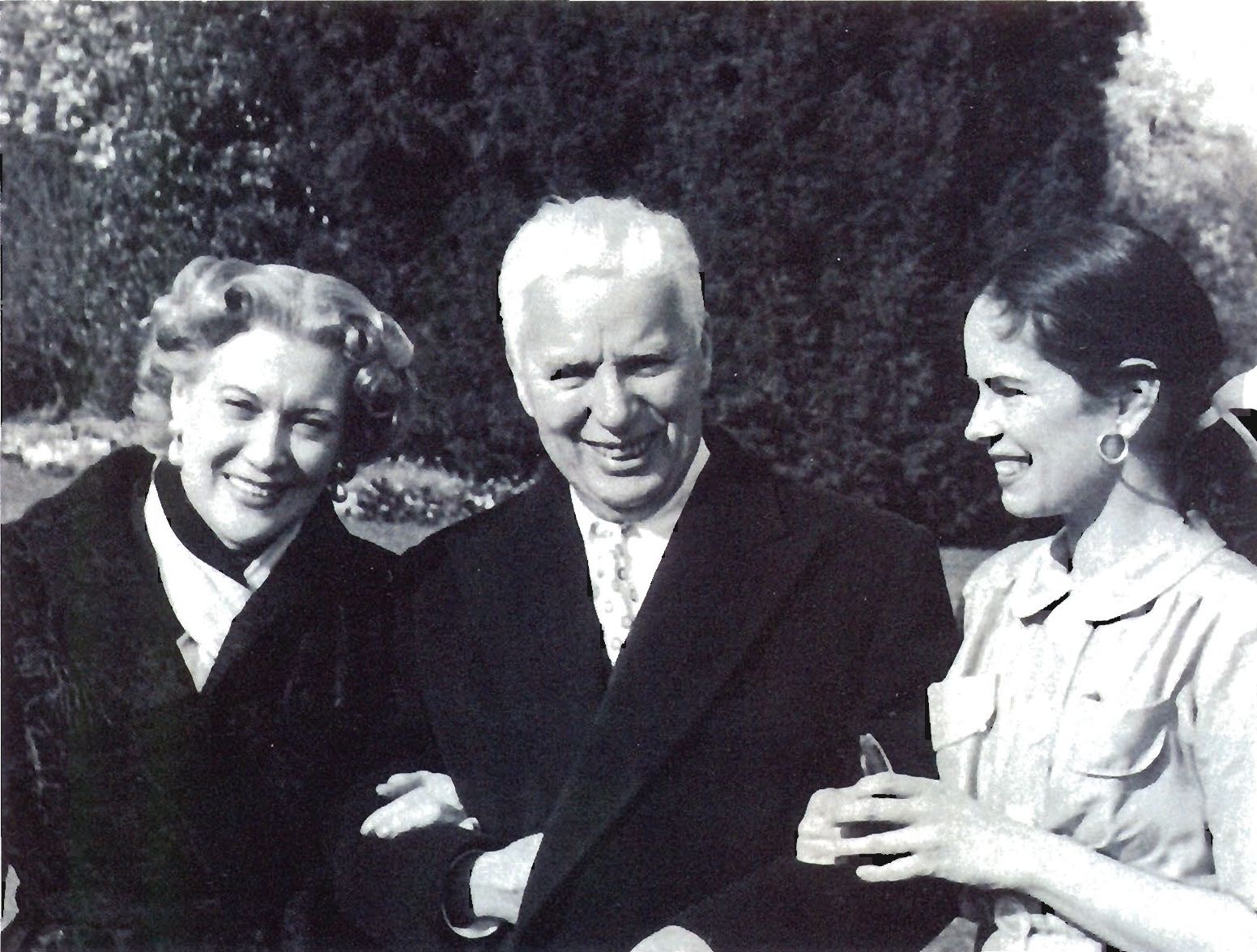 Орлова, Чаплин и его жена Уна в Веве. Швейцария. 1954 г.
