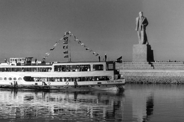 Нам показывают гигантскую, 37-метровую, статую Ленина, обозначавшую начало канала Волга—Москва.